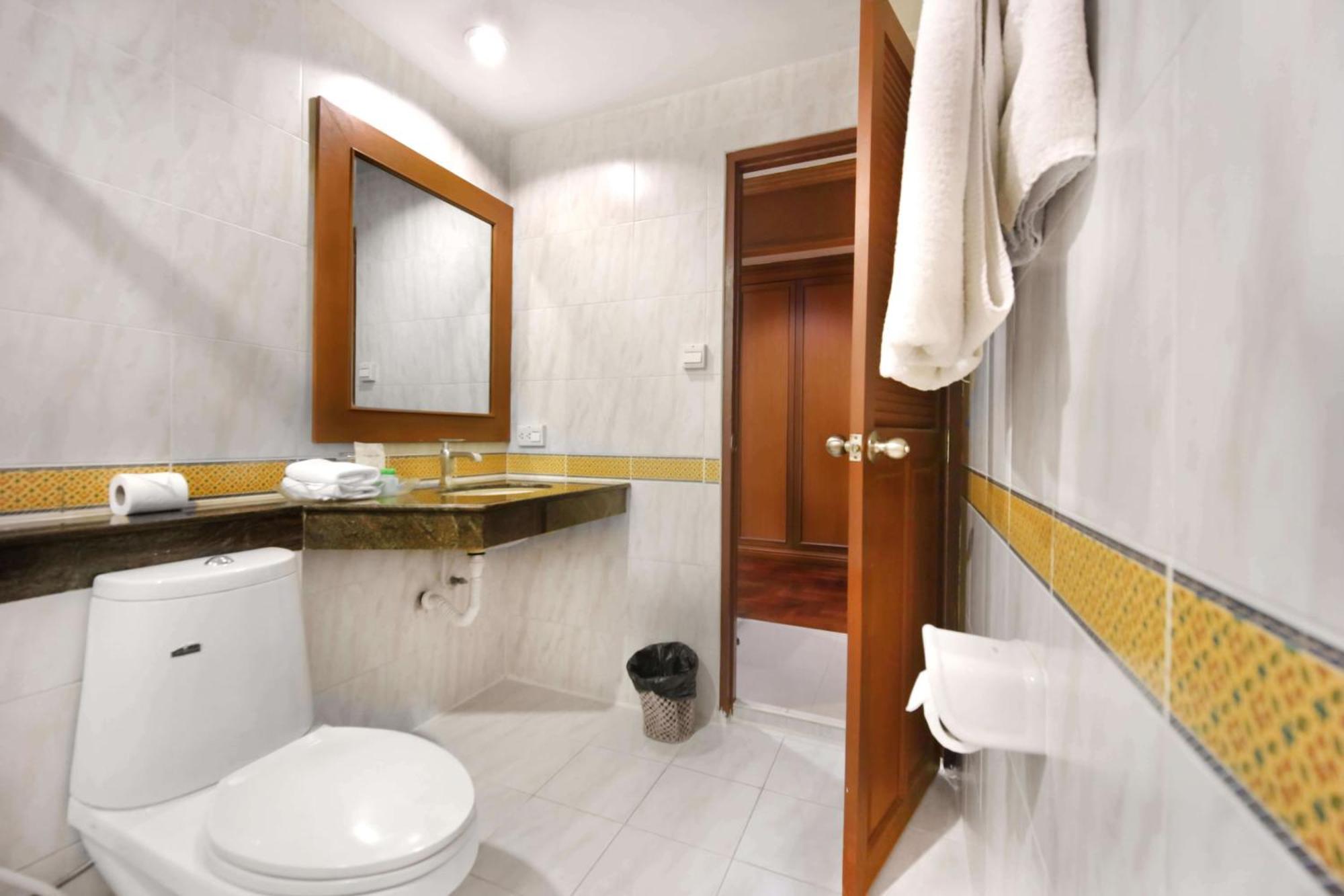 Studio Suite By Royal Ivory Nana Бангкок Экстерьер фото
